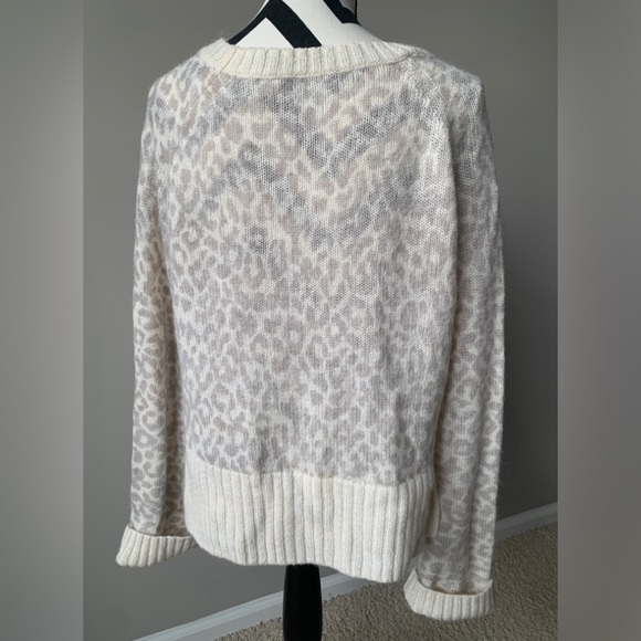 Gray/cream leopard print oversized sweater - Picture 2 of 3